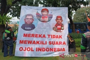 Ratusan Pengemudi Ojol Gelar Aksi di Monas, Tolak Potongan 10 Persen