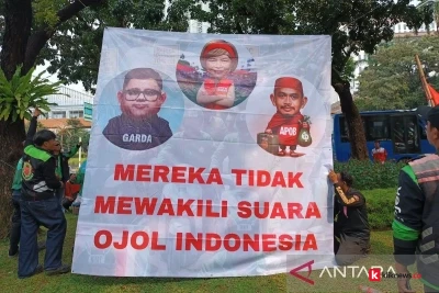 Ratusan Pengemudi Ojol Gelar Aksi di Monas, Tolak Potongan 10 Persen