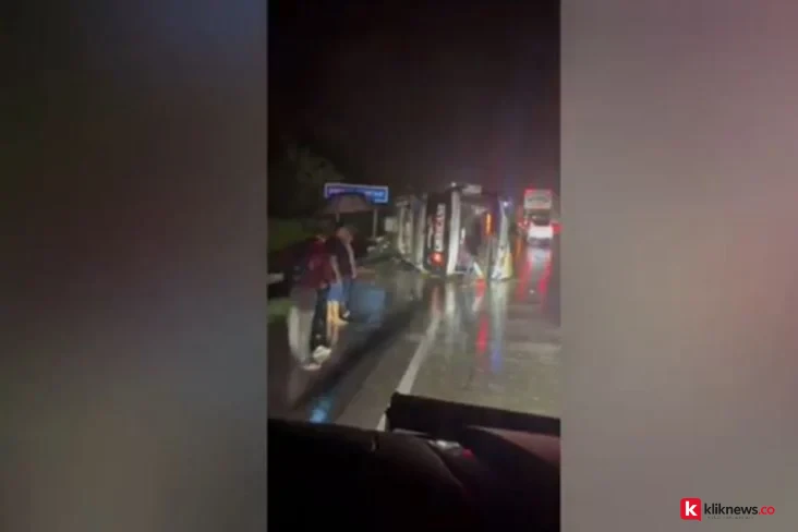 Bus PO Haryanto Terguling di Batang Saat Hujan Deras, 3 Penumpang Tewas